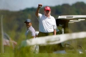 El expresidente Donald Trump gesticula mientras juega golf en el Trump National Golf Club en Sterling, Virginia, el martes 13 de septiembre de 2022. 