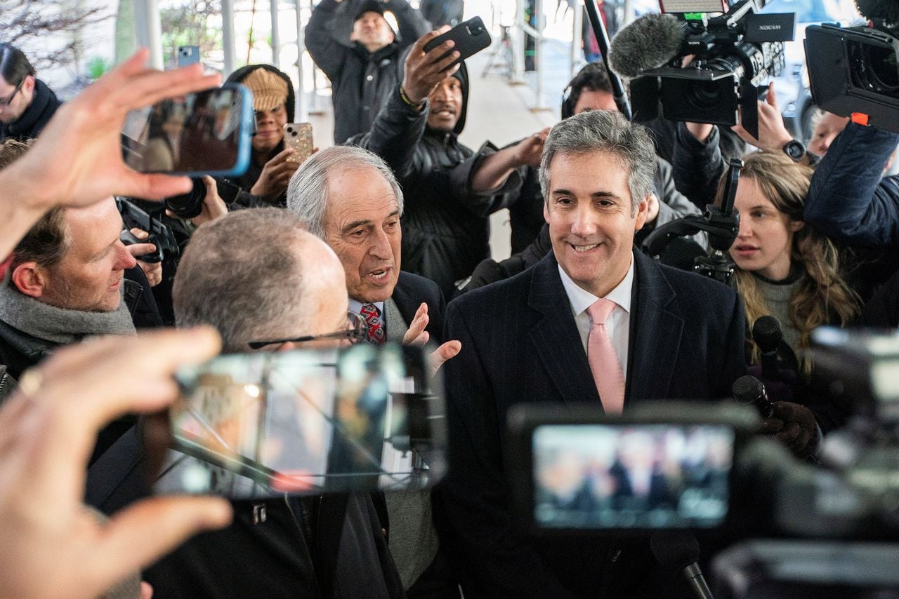 Michael Cohen, exabogado del expresidente de los Estados Unidos, Donald Trump, habla con los reporteros cuando llega al juzgado de Nueva York en la ciudad de Nueva York, EE.UU.