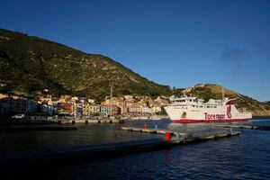 Un transbordador ingresa al puerto de la pequeña isla toscana de Isola del Giglio, Italia, el jueves 13 de enero de 2022. Foto AP/Andrew Medichini
