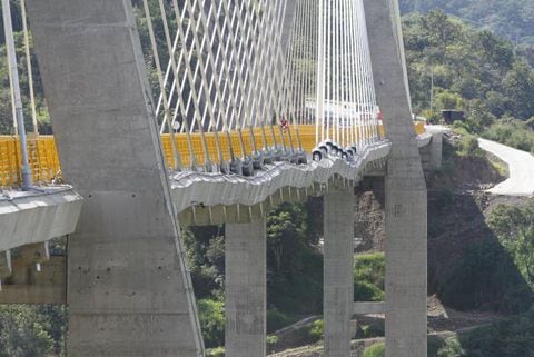 El puente Hisgaura se construyó para atender uno de los puntos críticos en la vía Bucaramanga-Málaga. La obra es centro de polémica por las ondulaciones y deterioro del pavimento sin haber entrado en operación.