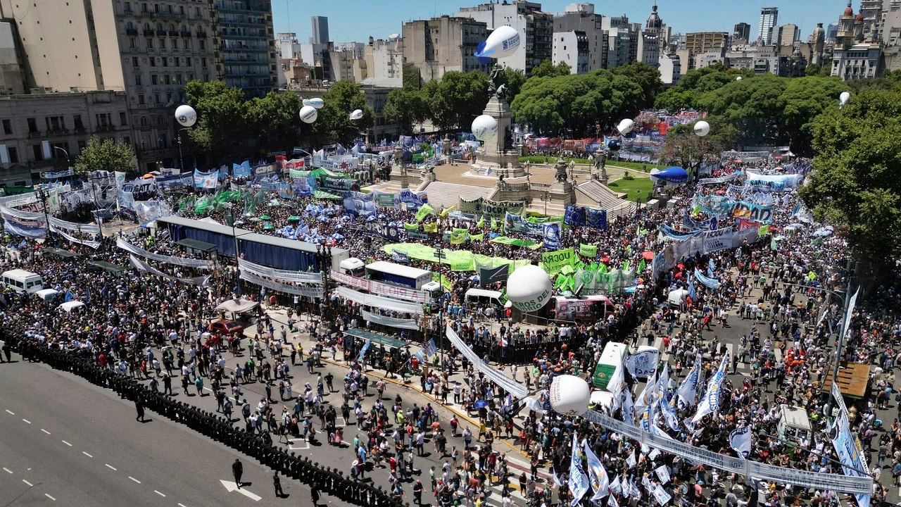 La gente marcha hacia el Congreso durante un paro nacional contra las reformas económicas y laborales propuestas por el presidente argentino Javier Milei en Buenos Aires, Argentina