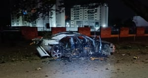 Vehículo destruido tras detonación de artefacto explosivo en Jamundí.