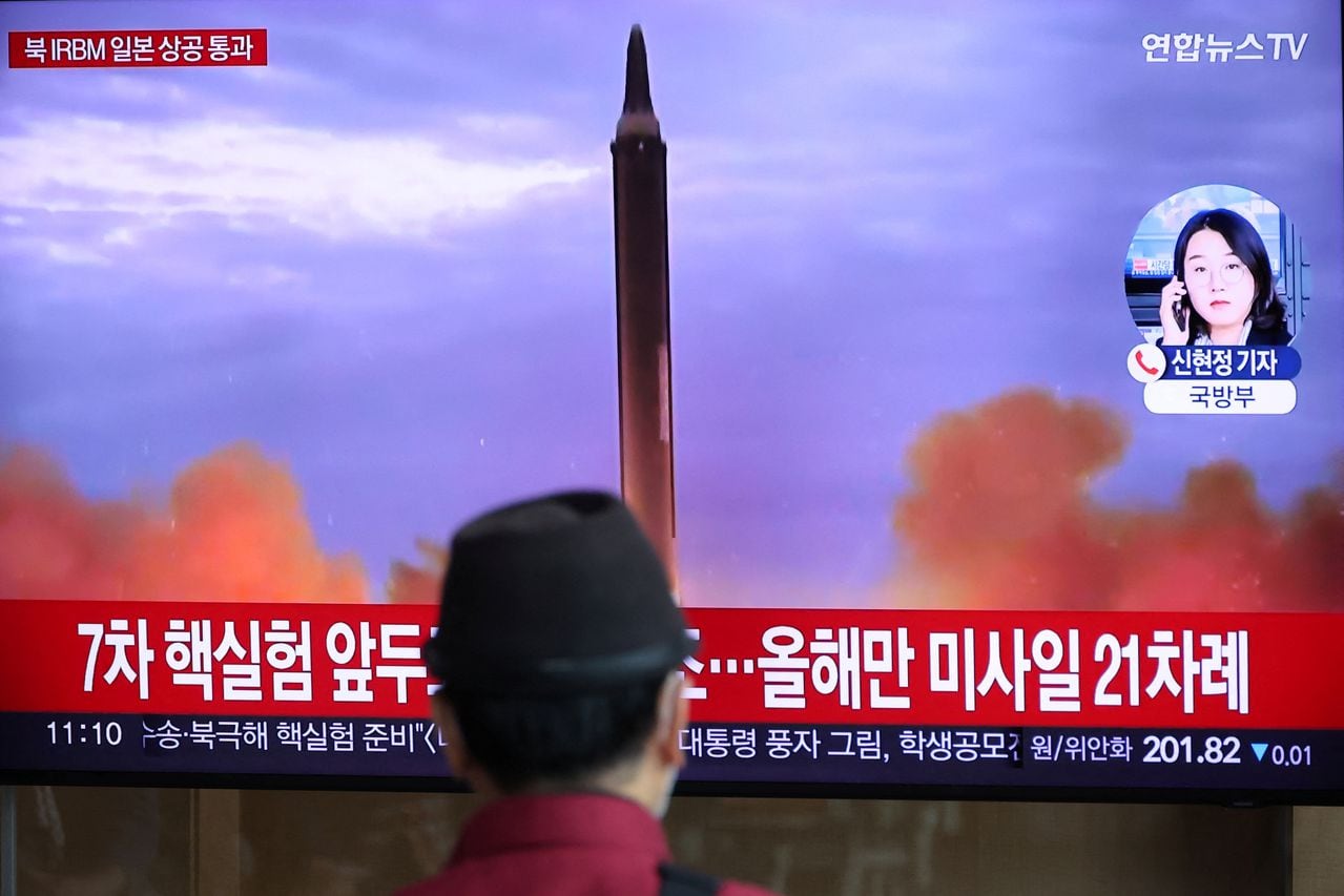 Lanzamiento de misiles de Corea del Norte toma por sorpresa a Japón cuando suenan sirenas. -Foto: REUTERS / Kim Hong-Ji
