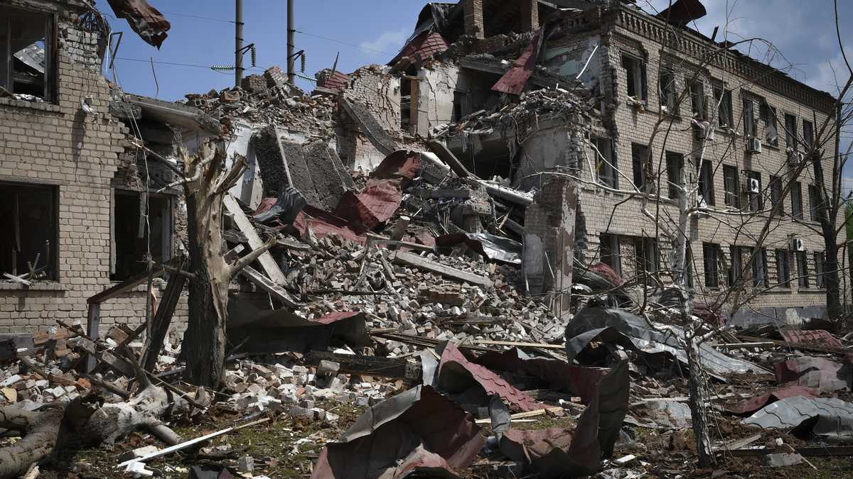 Las casas destruidas se ven después del bombardeo ruso en Soledar, región de Donetsk, Ucrania, el martes 24 de mayo de 2022.