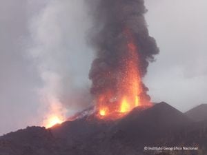 La altura de la fuente de lava en es de aproximadamente 600 metros, según el Instituto Volcanológico de Canarias