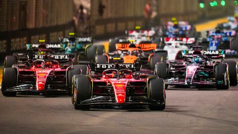 Carlos Sainz del equipo Ferrari lidera el Gran Premio de Singapur, el domingo 17 de septiembre de 2023. (AP Foto/Vincent Thian)