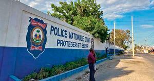 Los colombianos detenidos permanecen en la sede central de la Policía Nacional de Haití, en Puerto Príncipe.