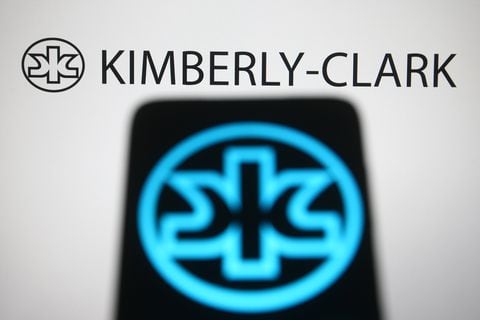 UKRAINE - 2021/03/25: In this photo illustration the Kimberly-Clark logo is seen on a smartphone and a pc screen. (Photo Illustration by Pavlo Gonchar/SOPA Images/LightRocket via Getty Images)