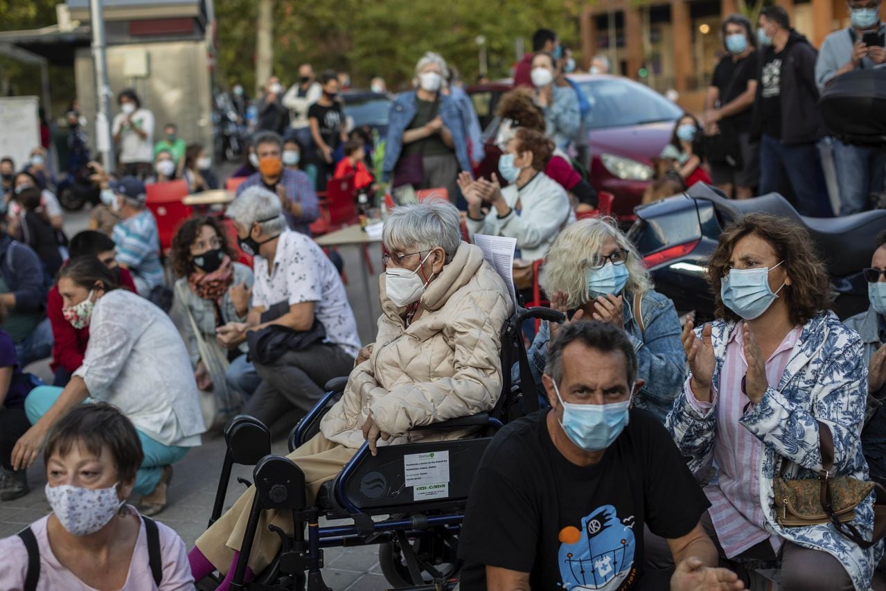 Protesta de personas en el vecindario Vallecas debido a las restricciones por el coronavirus impuestas por las autoridades de salud solo en algunas partes de Madrid, España, el jueves 24 de septiembre de 2020. (AP Foto/Bernat Armangue)