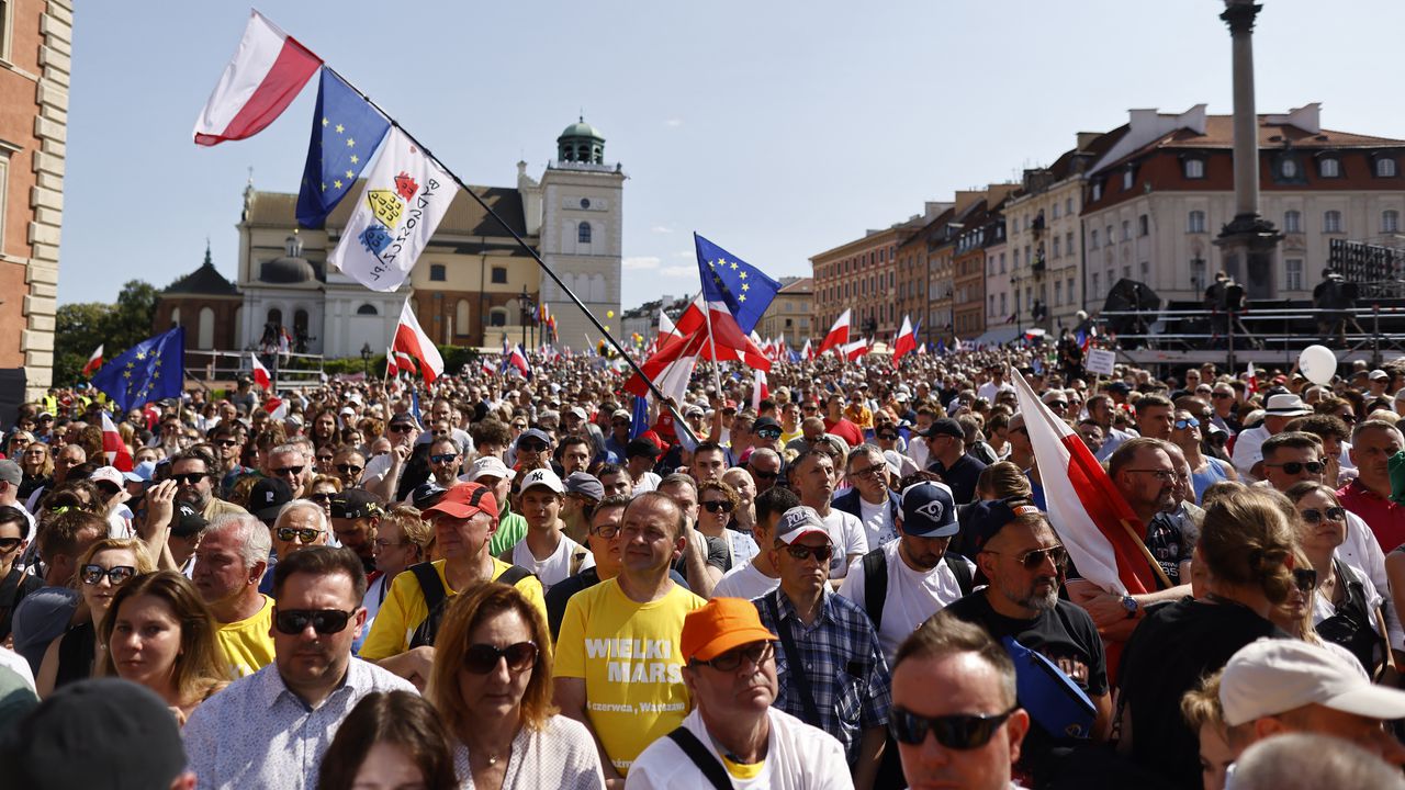 Medio millón de personas participaron en las protestas contra el gobierno nacionalista populista en el poder, a unos meses de las elecciones legislativas de otoño, de acuerdo con cifras de las autoridades municipales.