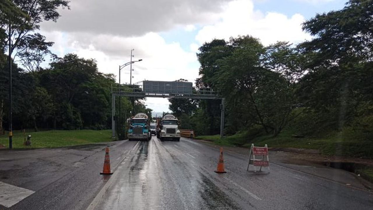 De acuerdo con la Concesionaria Vial Andina (Coviandina) se registra una interrupción total de la carretera por la protesta que adelantan conductores debido al cierre de la vía antigua Pipiral-La Grama.