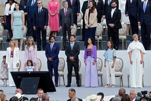 La familia presidencial completa en la posesión. Las dos pequeñas nietas del presidente vinieron desde Francia para acompañarlo en este gran día. Foto Guillermo Torres