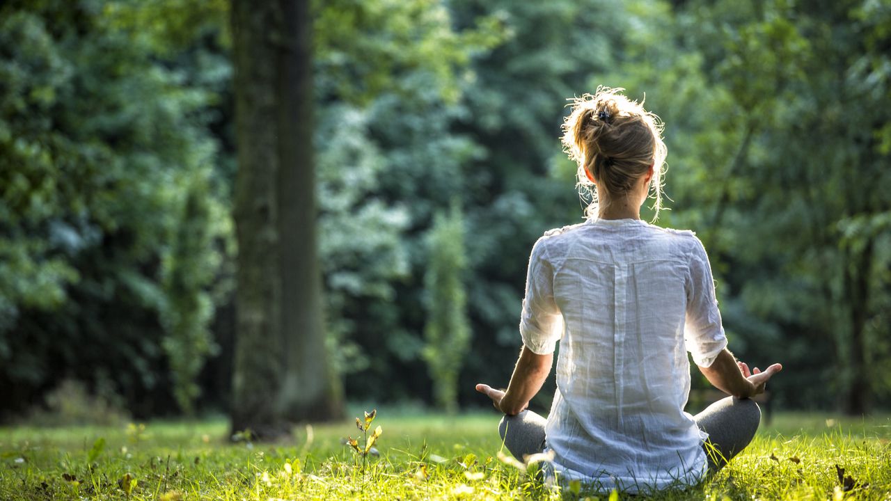 mujer meditando, meditación