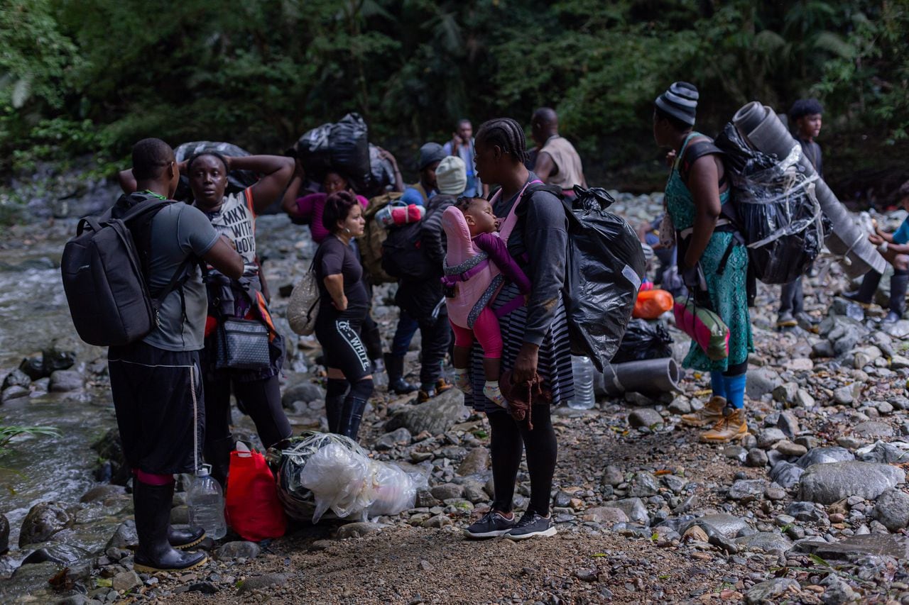 500 migrantes, en su mayoría haitianos, cruzan diariamente la peligrosa frontera entre Panamá y Colombia, llevándose consigo a sus familias, hijos, parejas, ancianos, en Darien, Panamá.