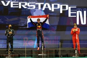 Max Verstappen, Lewis Hamilton y Carlos Sainz en el podio del Gran Premio de Abu Dabi