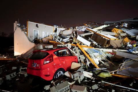 Un automóvil queda enterrado bajo los escombros en Main Street después de que un tornado azotara Hendersonville, Tennessee, el sábado 9 de diciembre de 2023. (Andrew Nelles/The Tennessean vía AP)