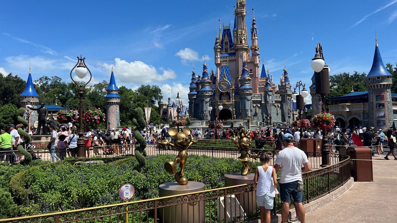 La gente se reúne antes del desfile "Festival of Fantasy" en el parque temático Walt Disney World Magic Kingdom en Orlando, Florida