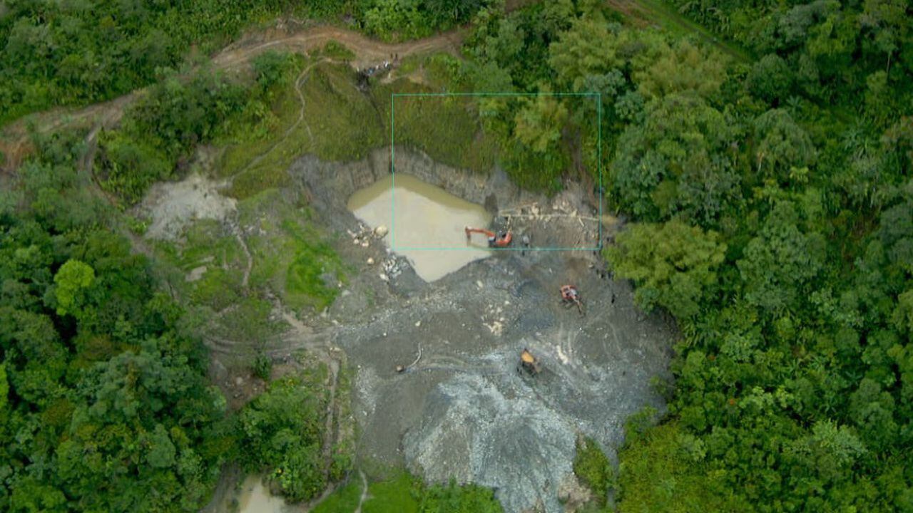 Vista área de una de las minas ilegales de oro de la disidencia Jaime Martínez de las Farc.