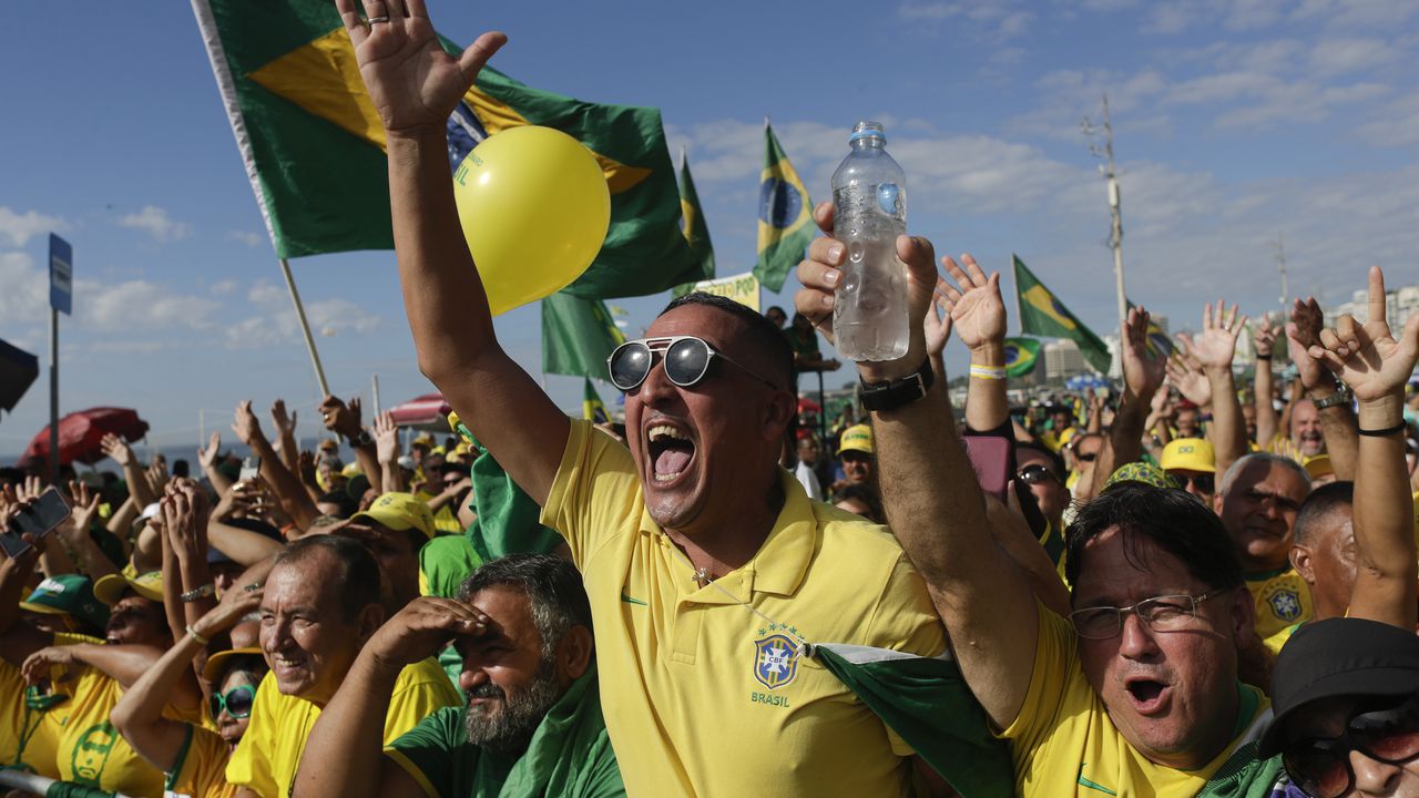 Partidarios del expresidente brasileño Jair Bolsonaro se reúnen para una manifestación pidiendo libertad de expresión, impulsada por órdenes judiciales brasileñas de suspender cuentas en la plataforma de redes sociales X, en la playa de Copacabana, Río de Janeiro, Brasil, el domingo 21 de abril de 2024.