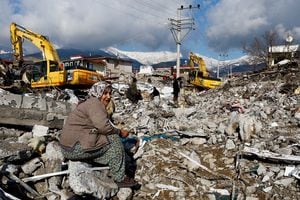 Una mujer sentada en medio de escombros y daños tras un terremoto en Gaziantep, Turquía, el 7 de febrero de 2023. 