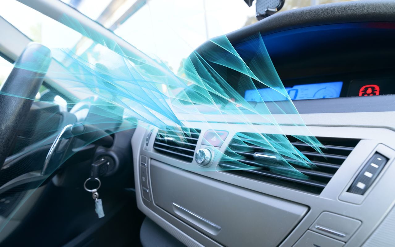 El aire acondicionado de un carro debe limpiarse para evitar bacterias.