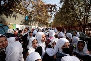 Las alumnas de la escuela primaria abandonan la escuela después de una clase en Kabul, Afganistán, el 25 de octubre de 2021. El movimiento islamista talibán de línea dura, que llegó al poder a principios de este año después de derrocar al gobierno respaldado por Occidente, ha permitido que todos los niños y niñas más jóvenes regresen a clases. , pero no ha permitido que las niñas asistan a la escuela secundaria. Foto REUTERS / Zohra Bensemra 