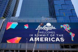 Un cartel anuncia la próxima Cumbre de las Américas, el lunes 6 de junio de 2022 en Los Ángeles. (Foto AP/Marcio José Sánchez)