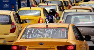 Uber, que llegó a Colombia a finales de 2013, ha tenido gran acogida en ciudades como Bogotá, donde numerosos usuarios se quejan de la calidad del servicio prestado por los taxis tradicionales.