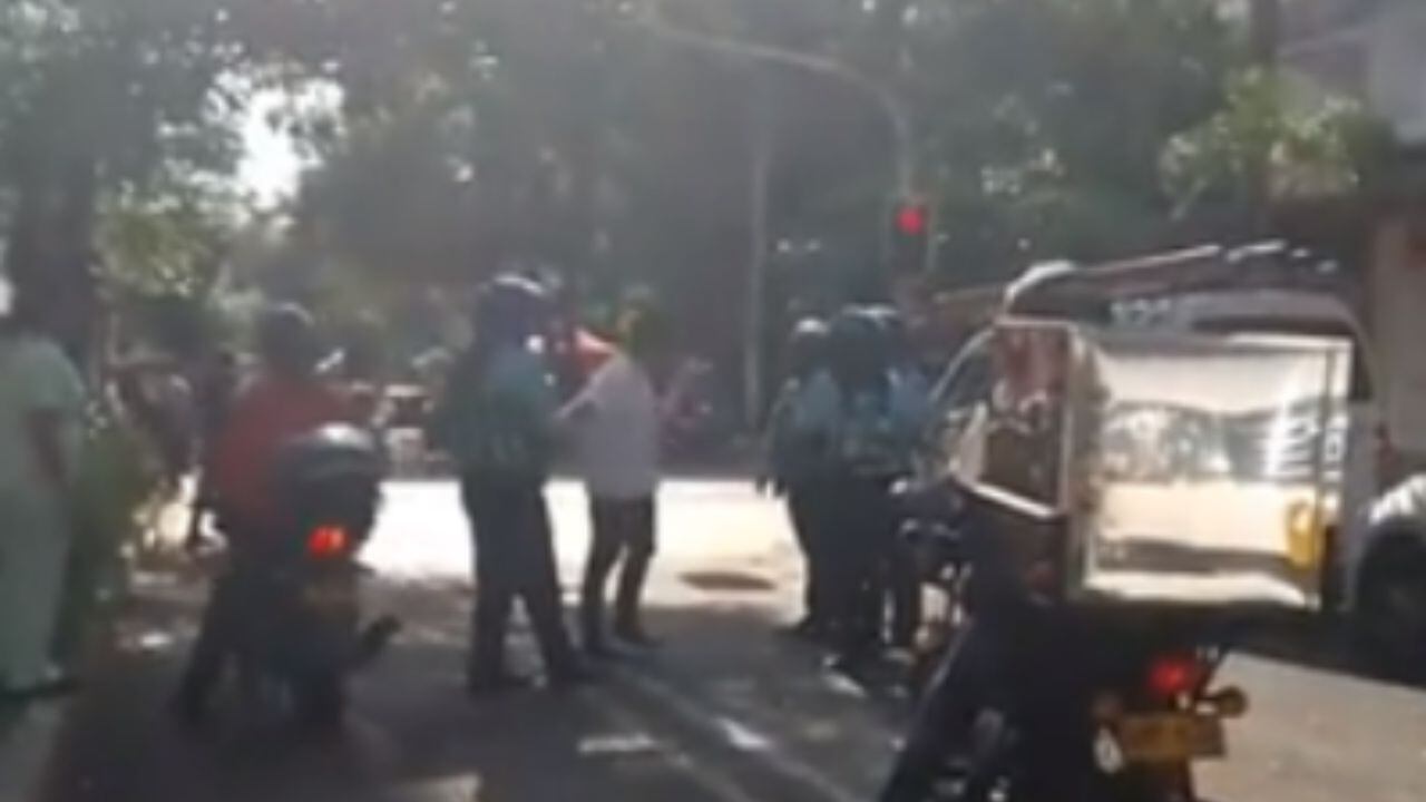 Momento de la agresión de conductor a agente de tránsito en Bello, Antioquia.
