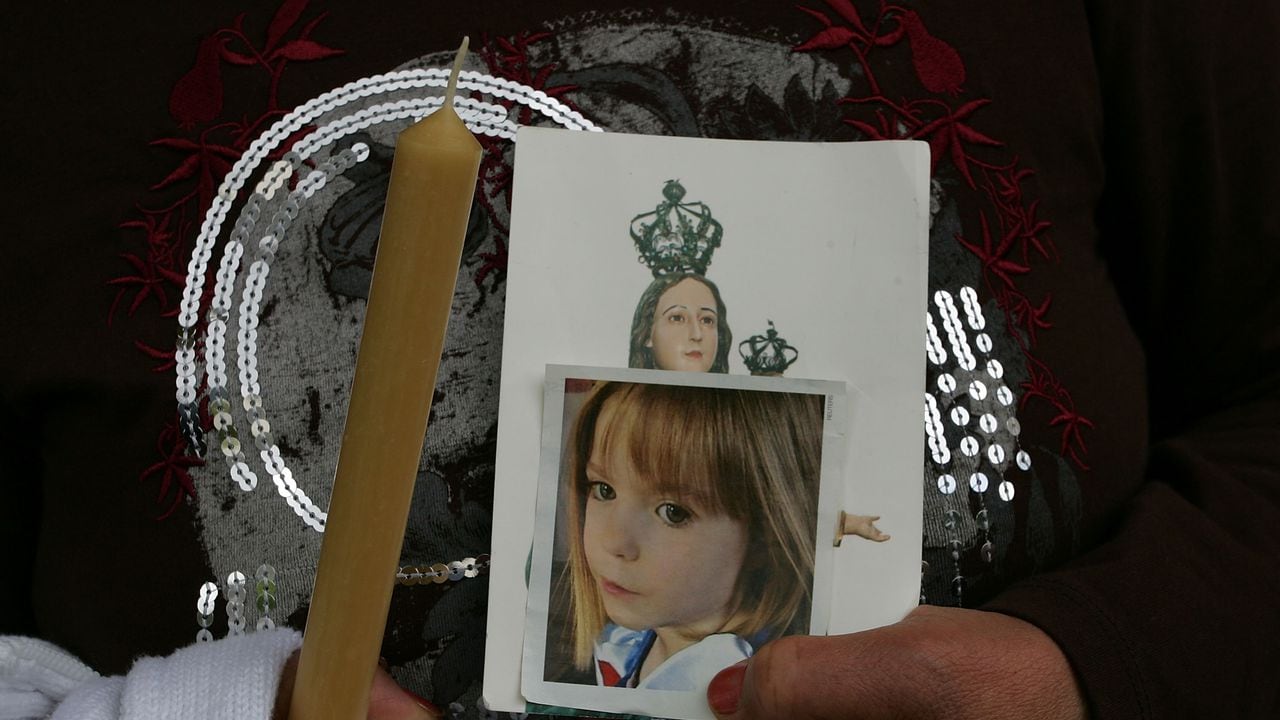 Una mujer sostiene una foto de la joven Madeleine McCann durante un servicio masivo al que asistieron sus padres Kate y Gerry McCann en el Santuario de Fátima el 23 de mayo de 2007 en Fátima, Portugal. La hija de 4 años de los McCann, Madeleine, fue secuestrada el 3 de mayo del apartamento del resort donde la familia estaba de vacaciones.