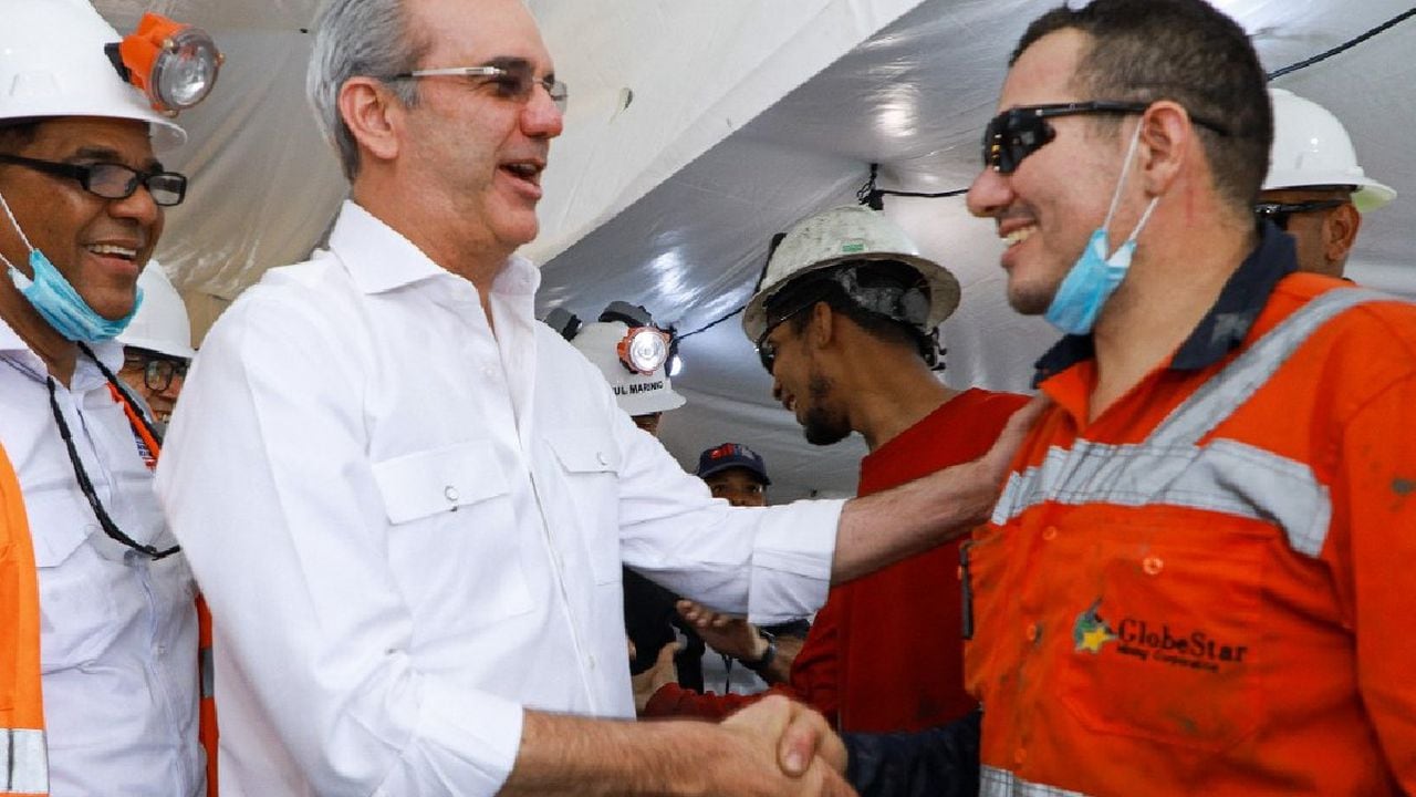 El presidente Luis Abinader saludó a los mineros, que aparecían sonrientes y con buen semblante.