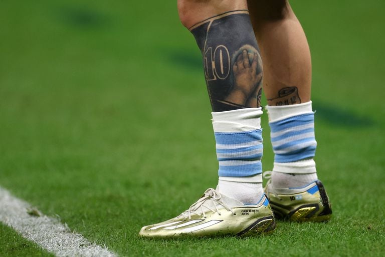 Soccer Football - FIFA World Cup Qatar 2022 - Group C - Argentina v Mexico - Lusail Stadium, Lusail, Qatar - November 26, 2022 General view of a tattoo on the leg of Argentina's Lionel Messi during the warm up before the match REUTERS/Kai Pfaffenbach
