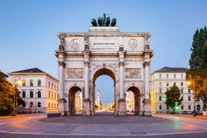 Siegestor (Puerta de la Victoria) al amanecer - Munich, Baviera, Alemania