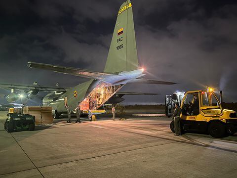 A bordo de un C-130 Hércules de la Fuerza Aeroespacial Colombiana llegó el sistema contraincendios Guardian Caylym
Foto: Fuerzas Militares