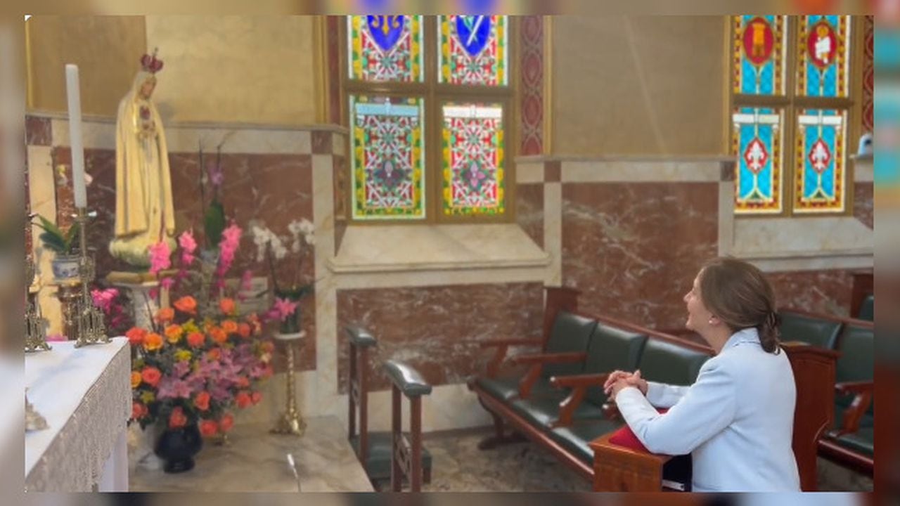 La excandidata Ingrid Betancourt ante la Virgen María, en el video que se grabó