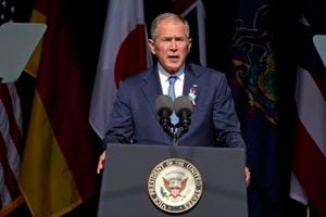 El expresidente George W. Bush habla en el Monumento Nacional del Vuelo 93 en Shanksville, Pensilvania, el sábado. 11 de septiembre de 2021, en el vigésimo aniversario de la 11, ataques de 2001. (AP Photo/Gene J. Puskar)