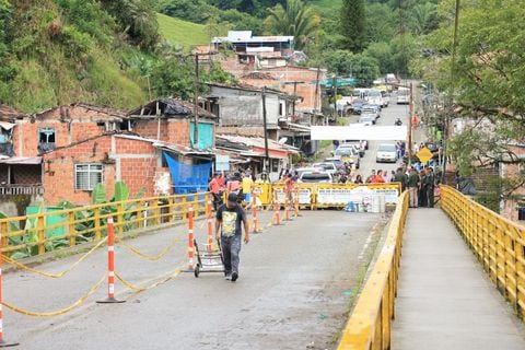 Guillermo Reyes, Ministro de Transporte, visitó el norte del Valle y anunció la rebaja en el pago de dos peajes y la suspensión del pago de uno más. Foto: Ministerio de Transporte