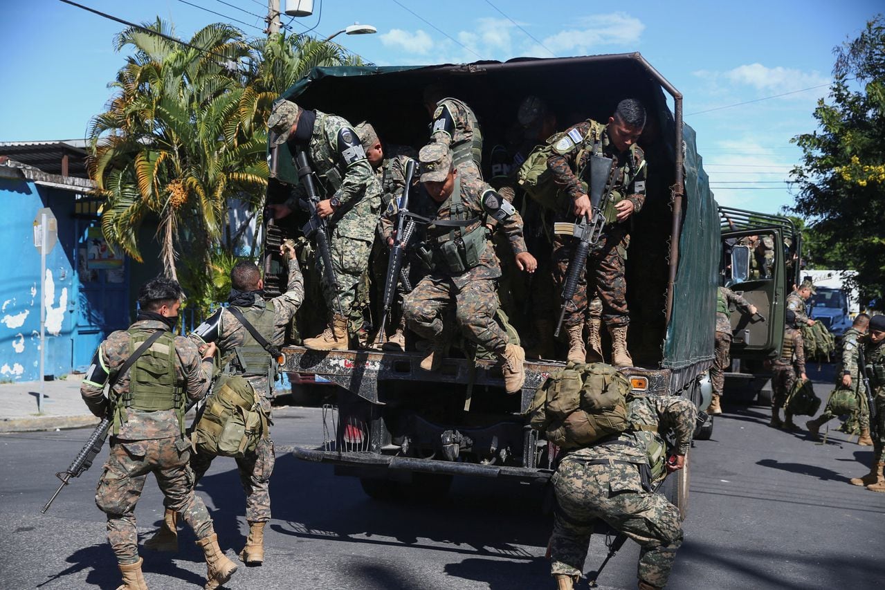 Las tropas se bajan de un camión en el suburbio de Soyapango, después de que el presidente de El Salvador , Nayib Buk el e, anunciara el despliegue de 10.000 miembros de las fuerzas de seguridad en la conflictiva zona que durante años ha sido considerada un bastión de las violentas pandillas Mara Salvatrucha y Barrio 18. en San Salvador , El Salvador 3 de diciembre de 2022