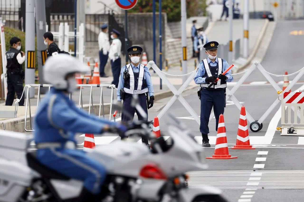 Oficiales de policía montan guardia cerca de la sede principal de las reuniones del Grupo de los Siete países en Hiroshima, oeste de Japón, el jueves 18 de mayo de 2023.