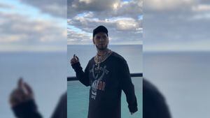 El cantante está retirando el tatuaje que se hizo en honor a Karol G. -Foto: captura de pantalla tomada de Instagram @anuel