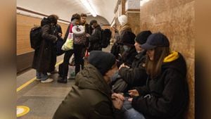 Personas con equipaje se refugian en el metro antes de que entre en vigor el toque de queda el 24 de febrero de 2022 en Kiev, Ucrania. Durante la noche, Rusia inició un ataque a gran escala contra Ucrania. Foto: Chris McGrath/Getty Images.
