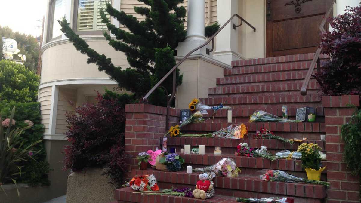 La casa con las flores que los aficionados enviaron cuando falleció Robin Williams.