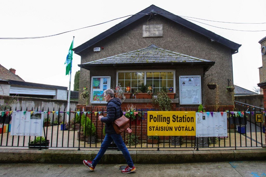 Un peatón pasa por un colegio electoral en la zona de Drumcondra de Dublín, Irlanda, el 5 de marzo de 2024, antes del referéndum irlandés del viernes. Irlanda se prepara para votar el viernes sobre las referencias constitucionales a la familia y el papel de la mujer en el hogar (Foto de PAUL FE / AFP)