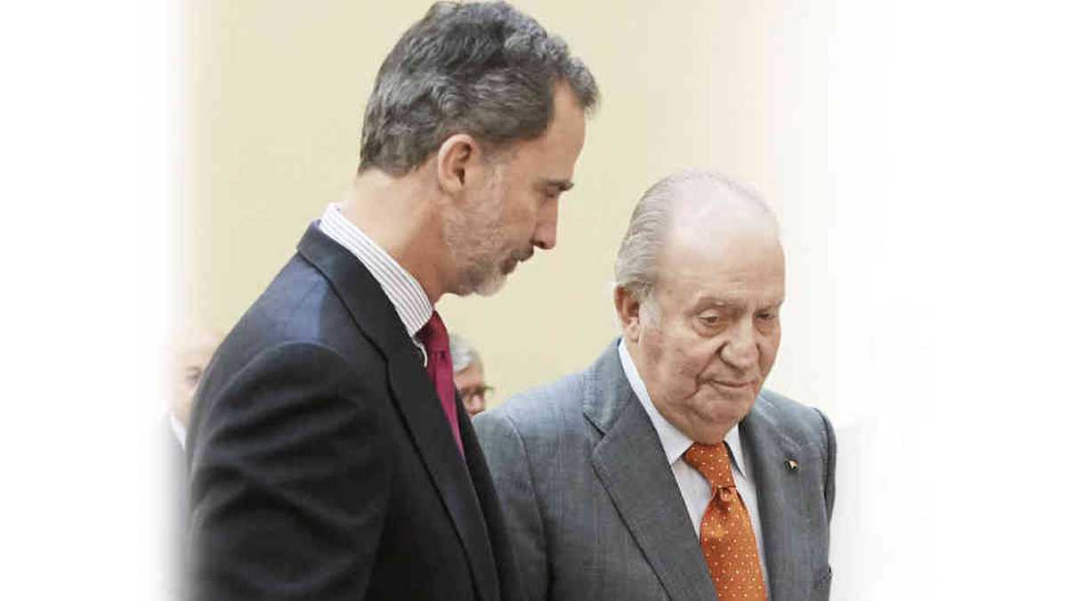 Juan Carlos salió, supuestamente, rumbo a República Dominicana, pero nadie sabe su destino final. Algunos esperan que también renuncie al título de rey. Felipe se quedó capoteando la crisis.