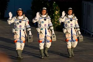 Los astronautas chinos, de izquierda a derecha, Tang Hongbo, Nie Haisheng y Liu Boming saludan mientras se preparan para abordar el despegue en el Centro de Lanzamiento de Satélites de Jiuquan en Jiuquan, en el noroeste de China, el jueves 17 de junio de 2021. China planea el jueves lanzar tres astronautas a bordo de la nave espacial Shenzhou-12, que serán los primeros miembros de la tripulación en vivir en la nueva estación espacial en órbita de China Tianhe, o Heavenly Harmony. Foto: AP / Ng Han Guan.