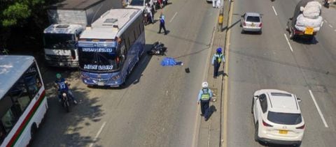 Motociclista falleció tras fuerte accidente con bus.