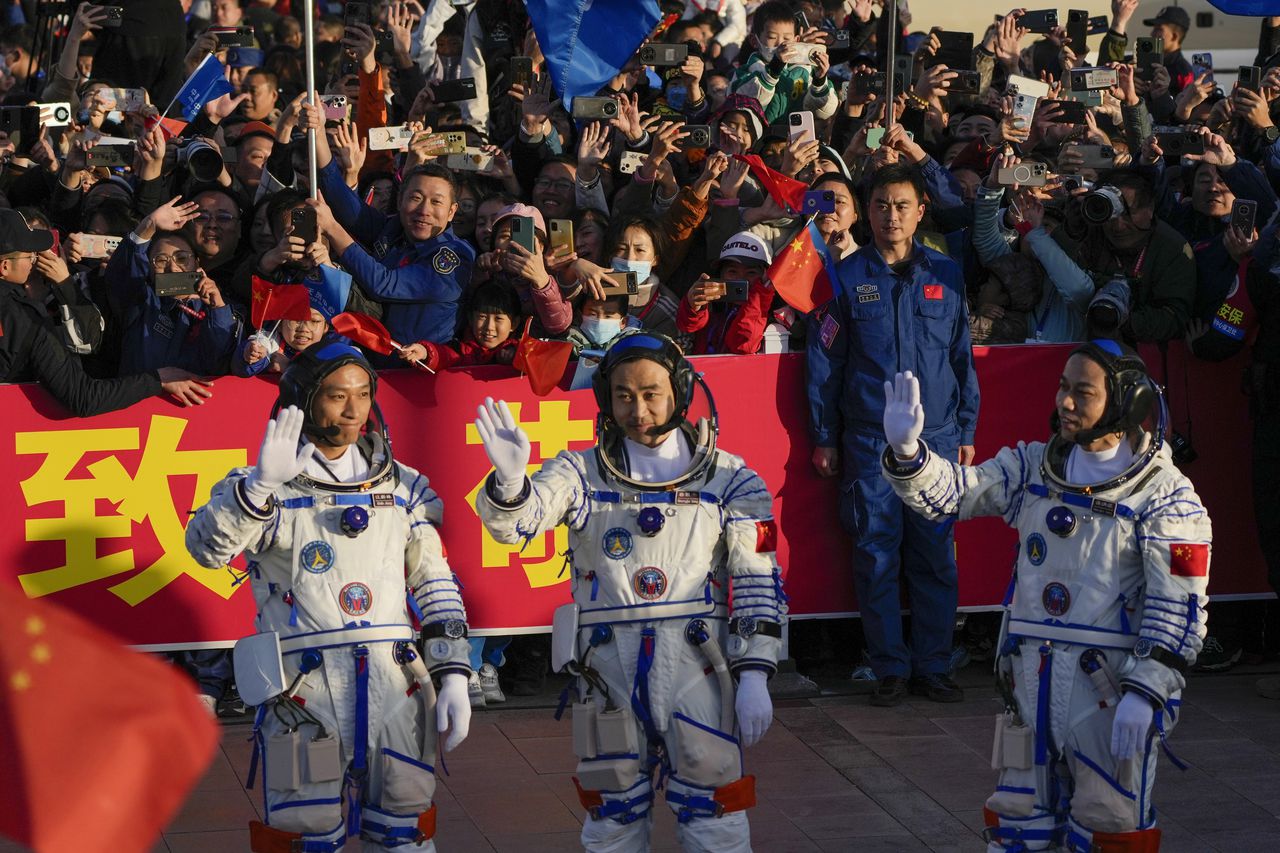 Beijing quiere colocar astronautas a la superficie de la Luna antes de que termine la década en medio de una rivalidad con Estados Unidos para alcanzar nuevos hitos en el espacio.