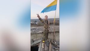 un hombre vestido con ropa militar gesticula junto a una bandera ucraniana en Kalynivske, en la región de Jersón, Ucrania, el 9 de noviembre de 2022 en esta captura de pantalla tomada de un video. Video obtenido por Reuters el 10 de noviembre de 2022