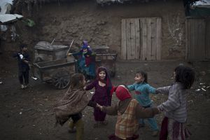 Unas niñas refugiadas de Afganistán juegan en las afueras de un barrio de periferia en Islamabad, Pakistán. (AP)