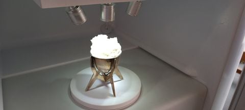 Una vista del primer helado de vainilla del mundo derivado de residuos plásticos, elaborado por la artista y diseñadora Eleanora Ortolani, en un congelador en Central Saint Martins en Londres, Gran Bretaña, el 18 de septiembre de 2023.